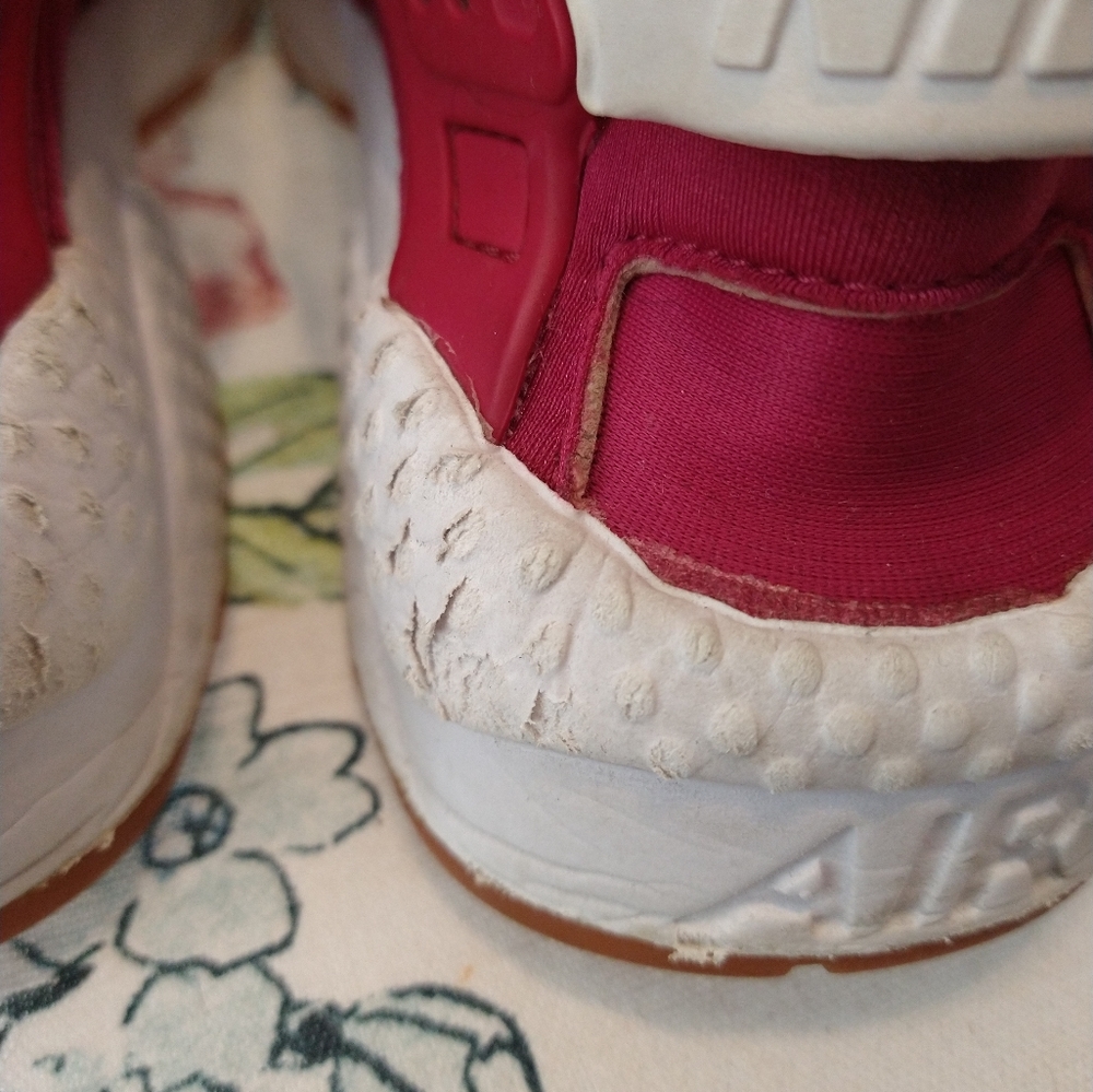Sneakers - Picture 2 of 7